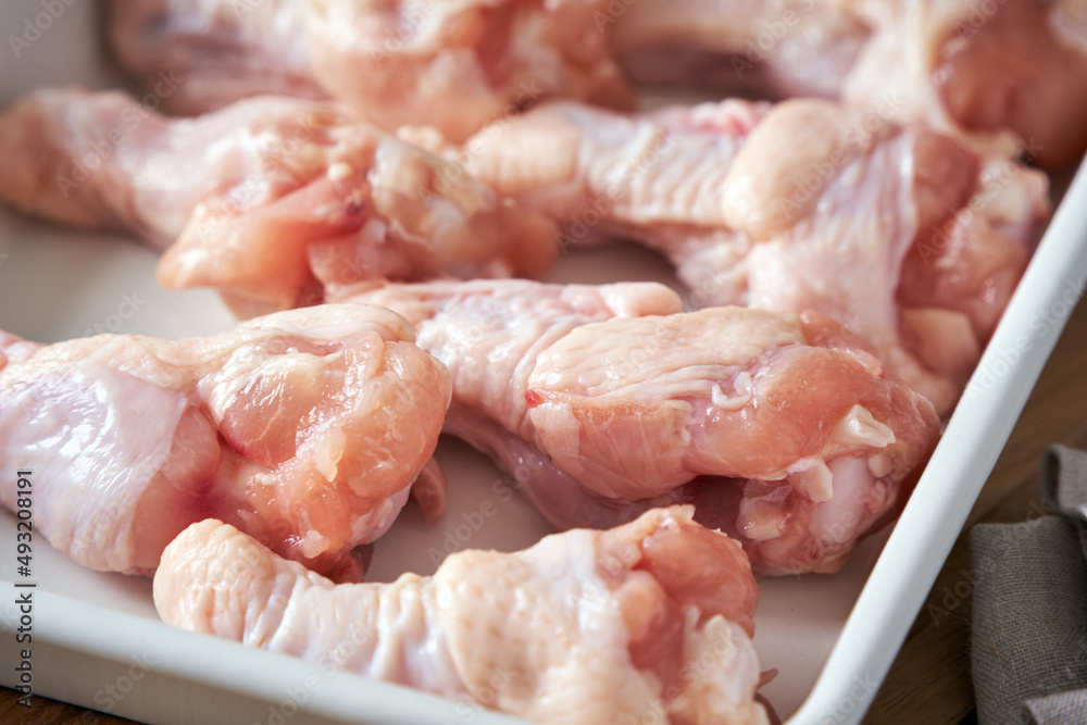 調理バットに並べた鶏の手羽元 調理バットに並べた鶏の手羽元