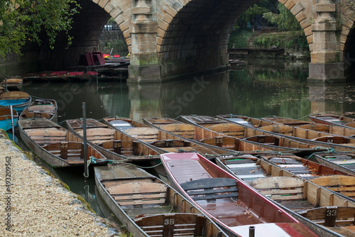 Cuadro en lienzo University punts moored up at 'The Head of the River', Oxford