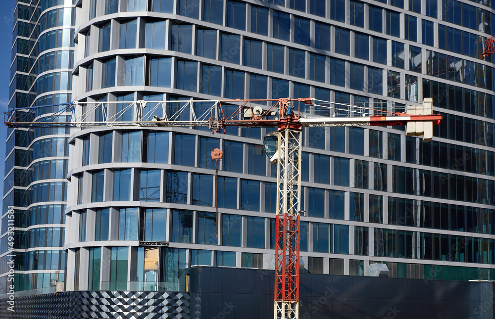 Budowa biurowca plac budowy z dźwigami budowlanymi i rusztowaniami