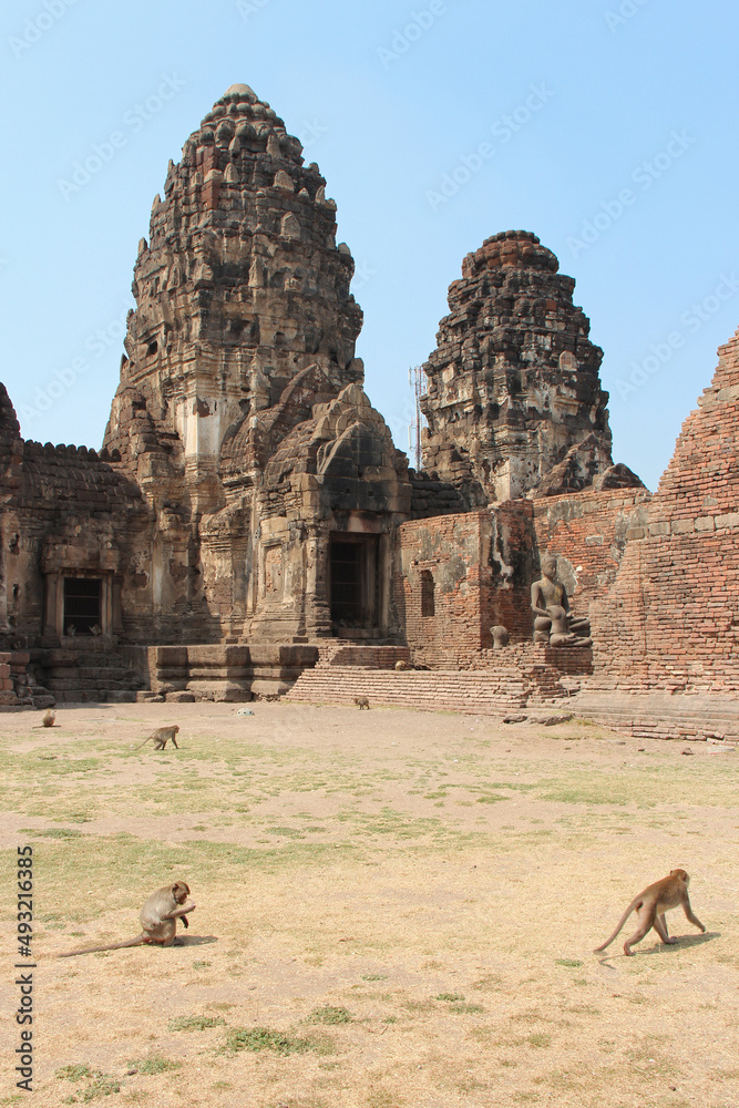 ruined hindu temple (Prang Sam Yot) - Lopburi - Thailand ruined hindu temple (Prang Sam Yot) - Lopburi - Thailand