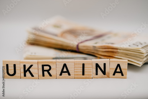 Napis Ukraina na tle polskich banknotów