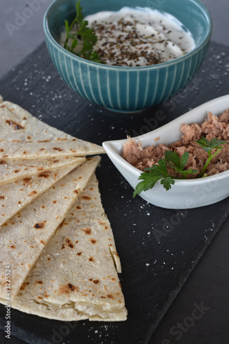 Piadina con tonno e salsa yogurt