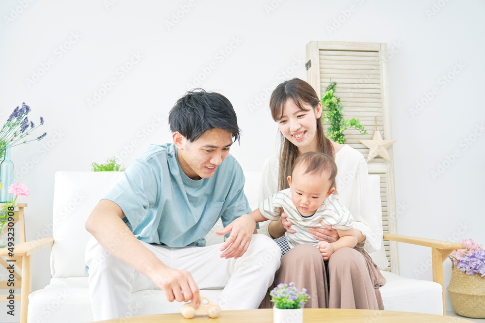 夫婦と赤ちゃん　リビング