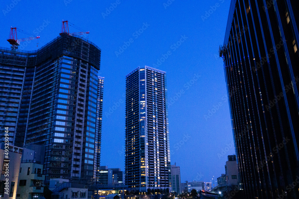 Night view of high-rise condominiums in Tokyo, Japan_b_01