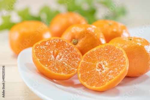 新鮮なみかんをカットしたイメージ