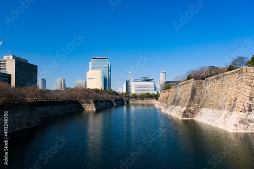 大阪市 大阪城公園のお濠とビル群 © 健太 上田