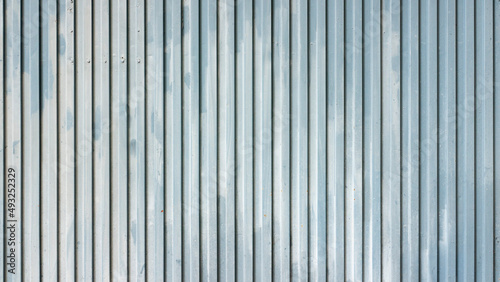 Puerta de garage de metal corrugado desgastado pintado de azul claro