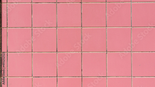 Pared de azulejos cuadrados rosa