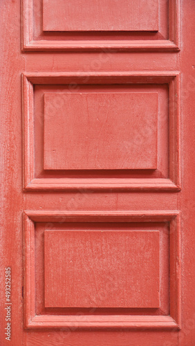 Molduras rectangulares en pared pintada de rojo