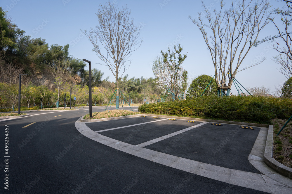 Fototapeta premium parming lot in city park