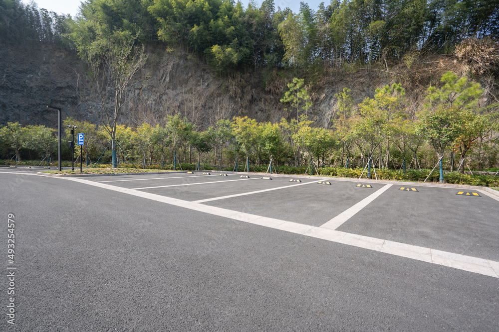 Fototapeta premium parking lot in city park