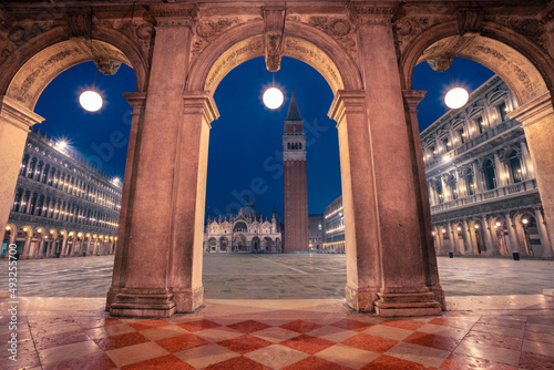 Obraz na płótnie Venice, Italy. Cityscape image of St. Mark's square in Venice, Italy at sunrise. w salonie