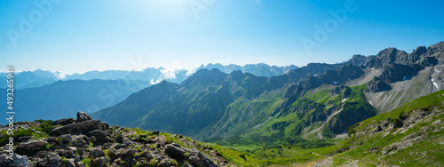 Fotografia Kleinwalsertal alps mountains landscape panorama background - Mountain panorama in summer with blue sky in Austria