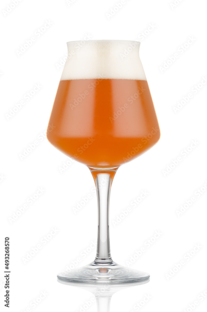 Taça de cerveja TEKU isolado em fundo branco Stock Photo | Adobe Stock