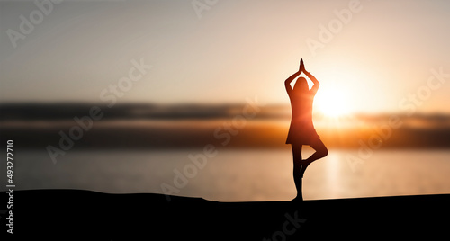 Silhouette einer Frau die Fitness am Strand macht