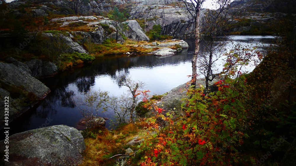 laghetto tra le rocce in norvegia