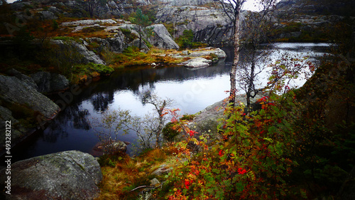 laghetto tra le rocce in norvegia