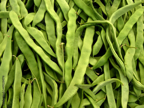 Foto Fresh, organic runner (or flat) beans (Phaseolus coccineus in Latin) on a farmers market stall in the Aegean coastal town Bodrum, Turkey