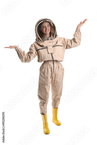 Female beekeeper in protect...