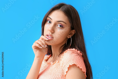 Young woman with creative m...