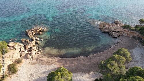playa con agua cristalina