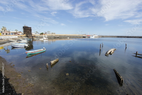 barca hundida en el mar