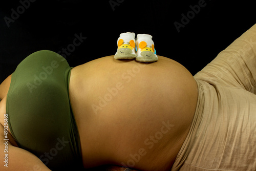 mujer con embarazo 8 meses
