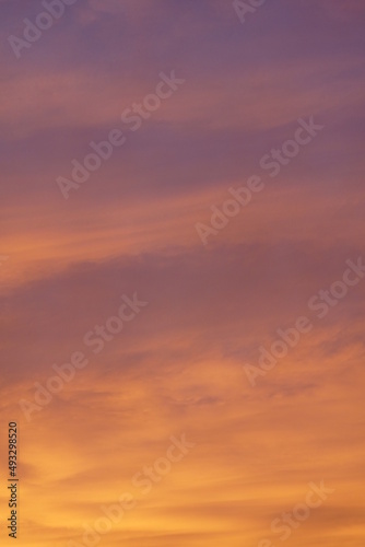 Reiner purer Himmel am Abend zur Zeit der untergehenden Sonne mit sehr schönen Wolken, orange, violett und blau © darknightsky