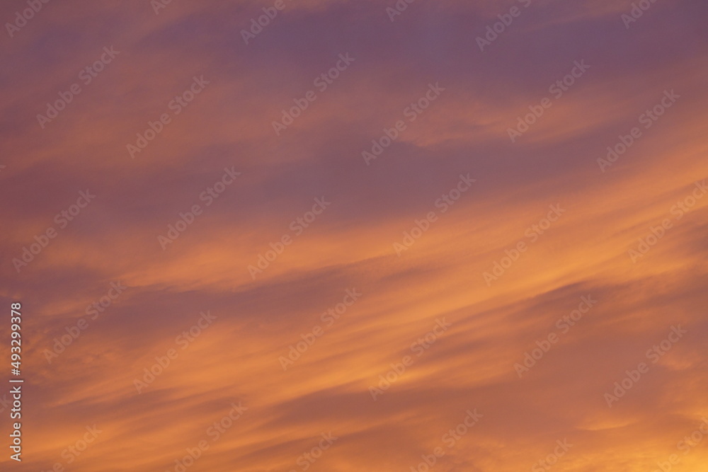 Reiner purer Himmel am Abend zur Zeit der untergehenden Sonne mit sehr schönen Wolken, orange, violett und blau und Sand der Sahara