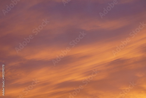 Reiner purer Himmel am Abend zur Zeit der untergehenden Sonne mit sehr schönen Wolken, orange, violett und blau und Sand der Sahara