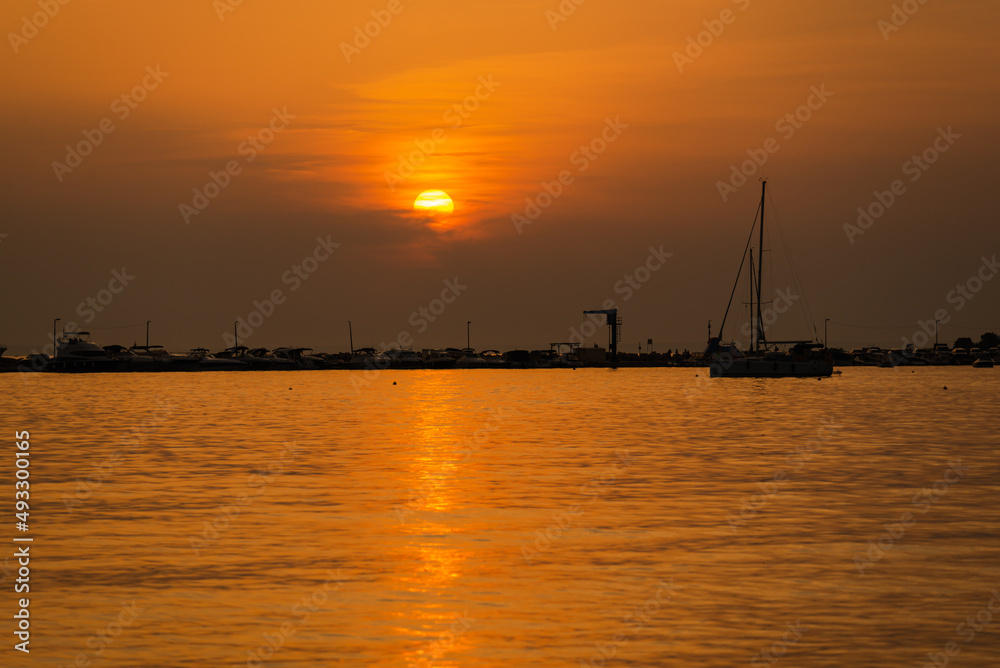 Chorwacki zachód słońca na wyspie Novalja