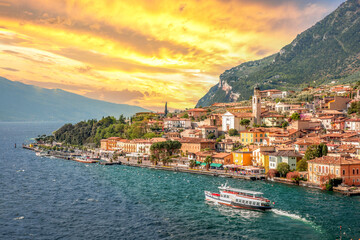Fototapete Honigfarbe Limone Sul Garde, Gardasee, Italien   © Sina Ettmer