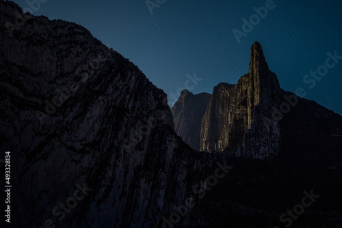 Amanecer en La Huasteca de Monterrey con el cielo con estrellas y un poco de luz en las montañas en México (ID: 493328134)