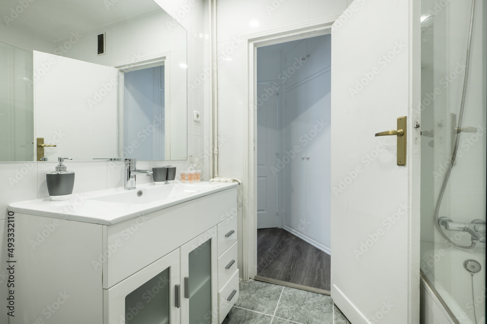 Bathroom with white resin vanity unit and sink, frameless rectangular mirror and walk-in shower with screen Bathroom with white resin vanity unit and sink, frameless rectangular mirror and walk-in shower with screen