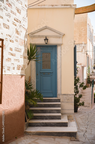 Foto Cats of Syros Island in Greece Ermoupolis town with neoclassical mansions of exq