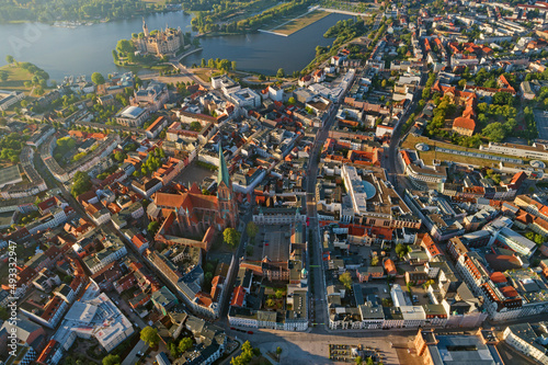 Schwerin stolica Meklemburgia - Pomorze Przednie zdjęcie lotnicze niemieckiego miasta widok z lotu ptaka
