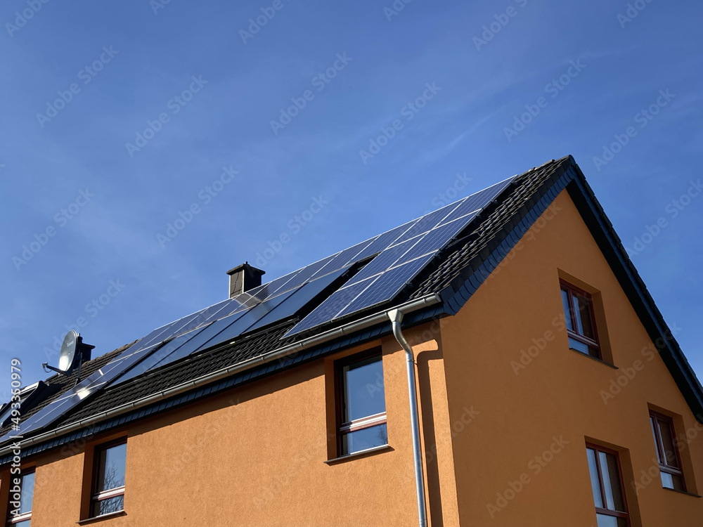 Solaranlage an einem Einfamilienhaus mit blauem Himmel in Bielefeld, Nordrhein-Westfalen, Deutschland Solaranlage an einem Einfamilienhaus mit blauem Himmel in Bielefeld, Nordrhein-Westfalen, Deutschland