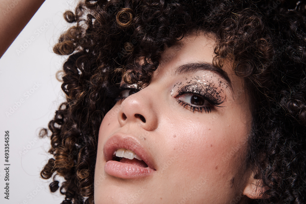 Model with curly hair and sparkly eyeshadows Model with curly hair and sparkly eyeshadows