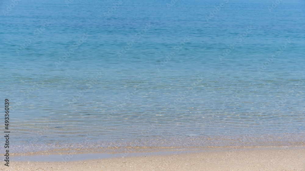 穏やかな昼間のきれいな海の波打ち際