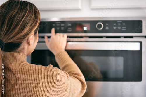 Kitchen: Setting Time On Microwave