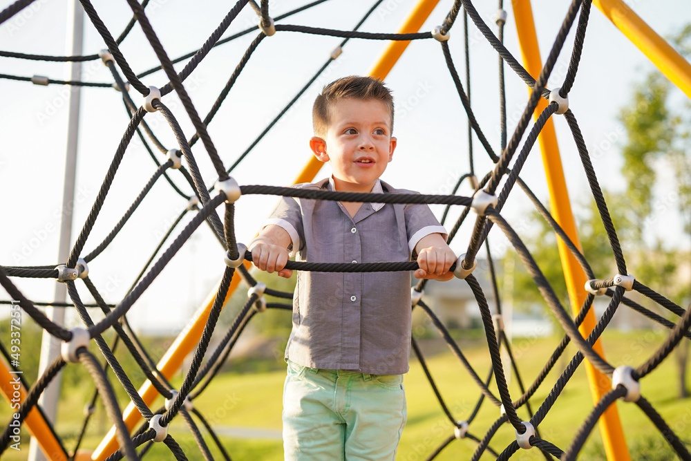 Niño feliz contento jugando en el parque disfrutando Niño feliz contento jugando en el parque disfrutando