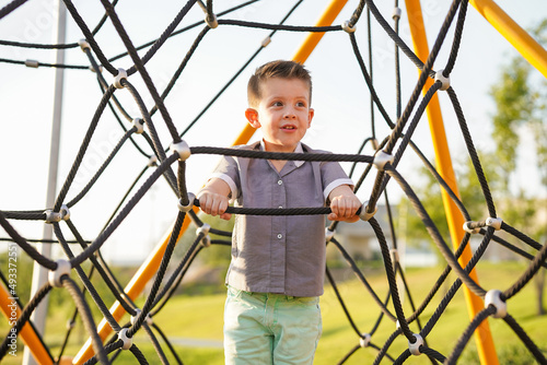 Niño feliz contento jugando en el parque disfrutando
