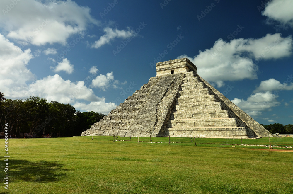 Mayan Pyramid of Kukulkan El Castillo in Chichen Itza, Mexico, Yucatan. World landmarks Mayan Pyramid of Kukulkan El Castillo in Chichen Itza, Mexico, Yucatan. World landmarks