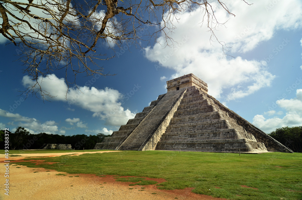 Mayan Pyramid of Kukulkan El Castillo in Chichen Itza, Mexico, Yucatan. Mexico landmarks, Mayan Temple 