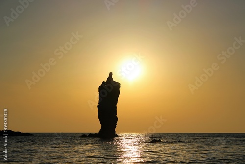 夕日とローソク岩（隠岐の島）