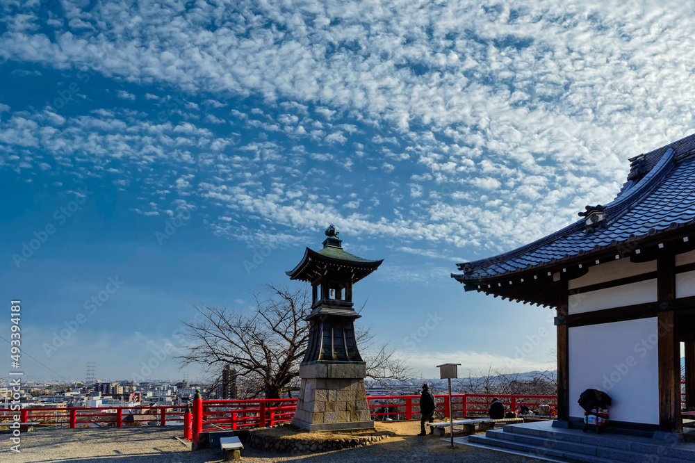 Obraz premium 燈籠と3月の青空、中山梅林、3月8日、宝塚市、日本