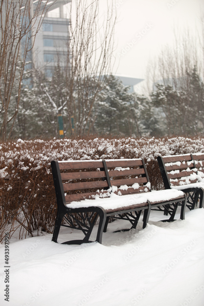 The tables and chairs after the snow are in the park