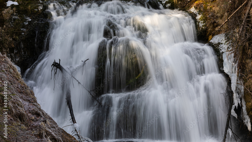 Fototapeta premium Wasserfall in den Alpen