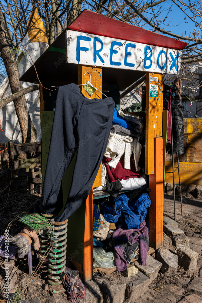 Fototapeta premium Altkleidersammlung in der Natur