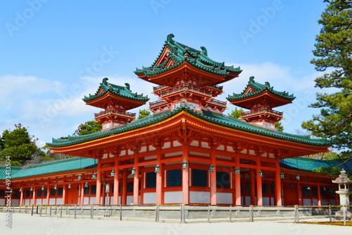 早春の京都市平安神宮の蒼龍楼